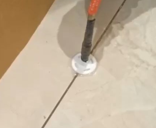 涿州瓷砖空鼓维修公司专业解答瓷砖在铺贴过程中，如果没有涂抹均匀到位的粘结材料（如水泥砂浆或瓷砖胶），可能会导致以下问题