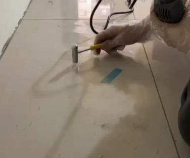 涿州瓷砖开裂维修公司专业分享瓷砖在铺贴前如果没有沥干水分，将会导致以下问题